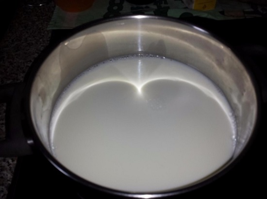 Ставим емкость с молоком на плиту и кипятим