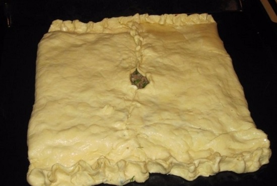 Мясной пирог из слоеного теста: рецепты приготовления с фаршем и копченой курицей