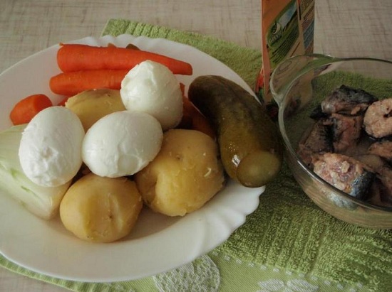 Салат с сайрой консервированной и яйцами: рецепты приготовления вкусных рыбных закусок