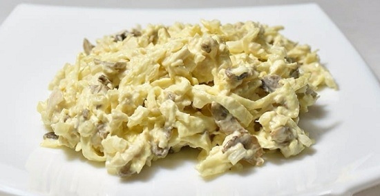 Салат с жареными шампиньонами: рецепты приготовления с курицей и сыром