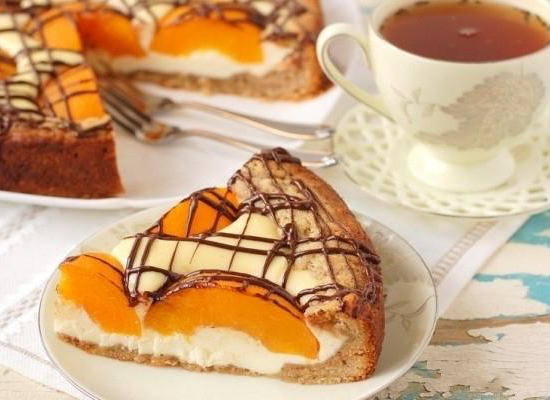 Творожный пирог с персиками консервированными: рецепт с фото