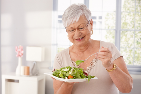 Насколько эффективны в пожилом возрасте витамины в продуктах?