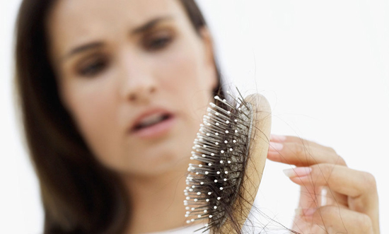 Лечение волос от выпадения в домашних условиях: основные аспекты