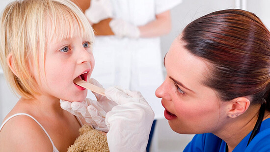 Особенности симптомов вирусной ангины у детей и ее лечение