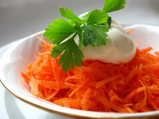 Польза тертой моркови со свежей сметаной