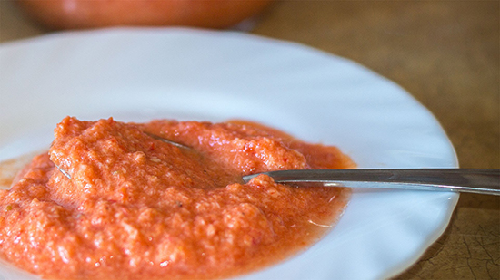 Снизить отрицательное влияние хрена на желудочно-кишечный тракт помогут помидоры