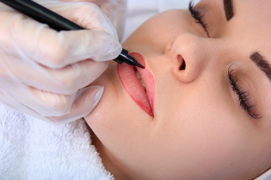 Как выполняется процедура перманентного макияжа губ