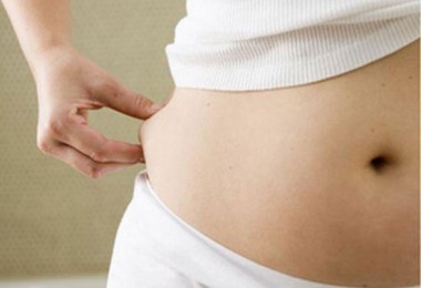 Почему у женщин жир откладывается на животе и как его убрать