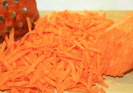 Морковь очищаем от кожуры