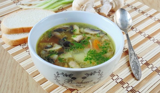 грибной суп, приготовленный на курином бульоне