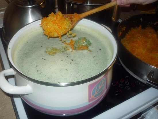 Добавляем в суп пассерованные овощи