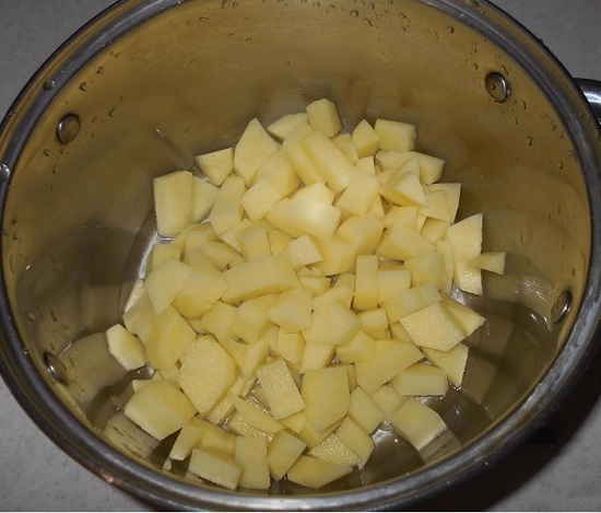 Выкладываем картофель в толстостенную кастрюлю