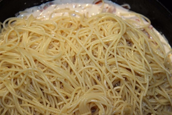 выкладываем спагетти в сковороду