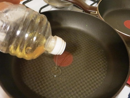 В сковороде прогреем растительное масло