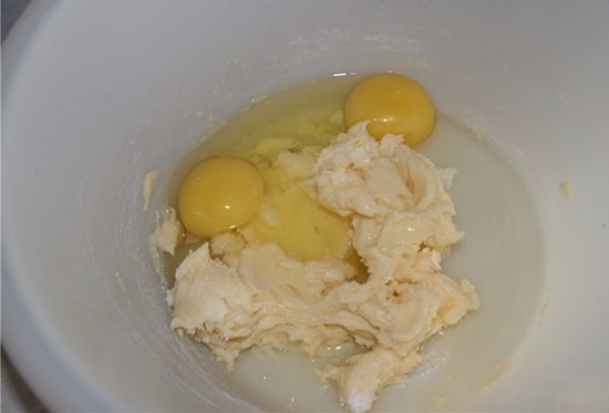 Перемешаем полученную массу и введем яйца