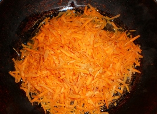 Морковь пассеруем на масле растительном