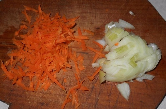 Морковь и лук очищаем, промываем