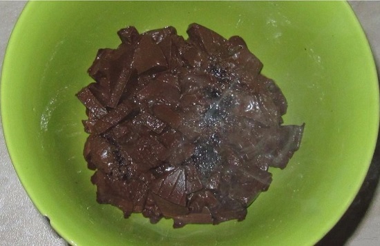 Размягченный шоколад смешиваем с водой