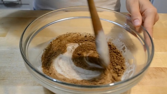 добавляем просеянный порошок какао