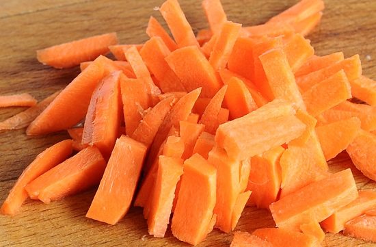 Средними брусочками нарежем морковь