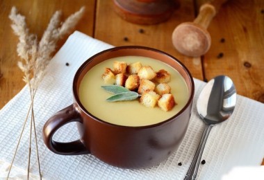 Суп-пюре картофельный с гренками, курицей и грибами