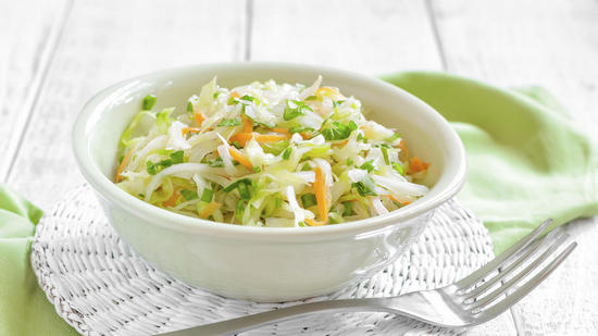Салат «Витаминный» из свежей капусты с морковью