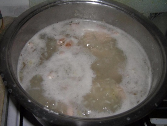 Доводим суп до кипения и добавляем хмели-сунели