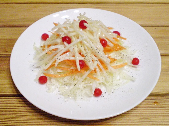 салат «Витаминный» из капусты и моркови с добавлением редьки 