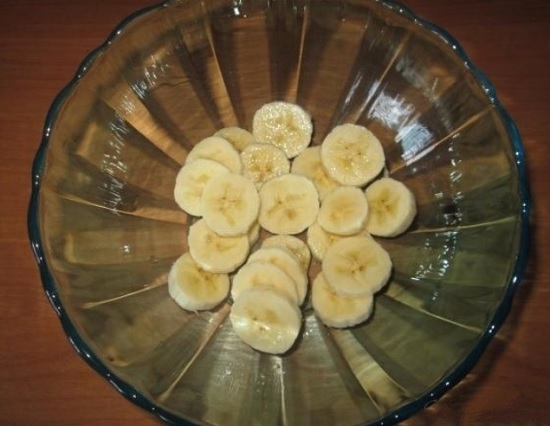 С банана снимаем кожуру и нарезаем его