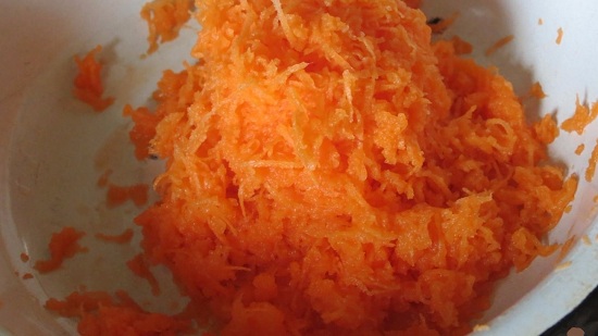 очистим морковь и натрем ее на мелкой терке