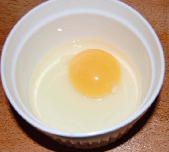 Яйцо вбиваем в глубокую чашу