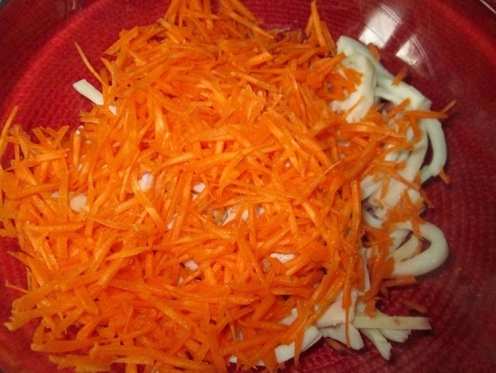 Морковь очистим от кожицы, промоем и нашинкуем