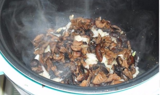 С грибов сольем воду и выложим их в сковороду