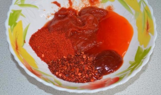 Соединяем пасту томатную с соусом Чили