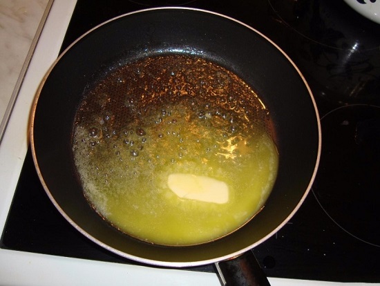В сковороду выкладываем примерно 50 г сливочного масла 