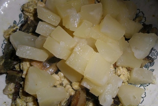 Смешиваем куриное филе, грибы и кусочки ананасов