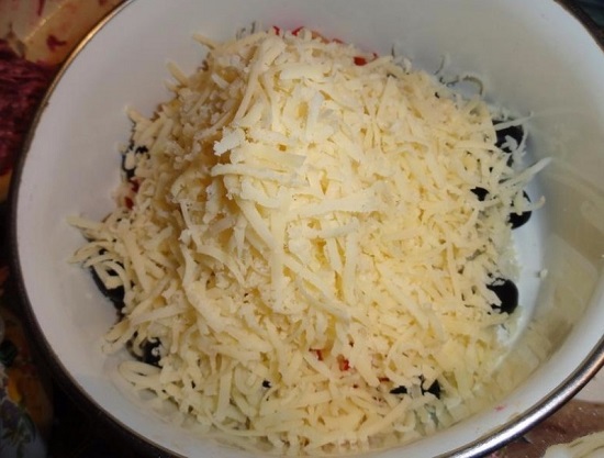 Сыр твердого сорта измельчаем на крупной терке