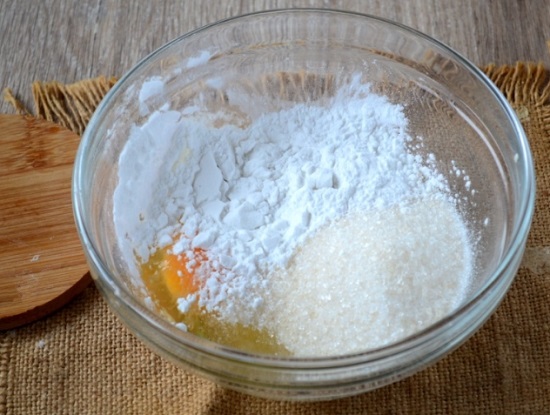 сахарный песок перетираем с яйцом и картофельным крахмалом