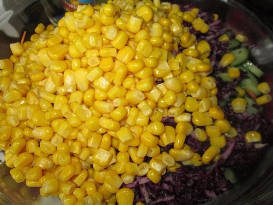 Выкладываем кукурузу в салатницу