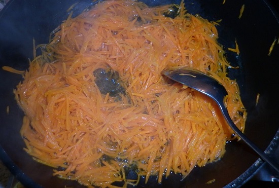 Отдельно пассеруем тертую морковь