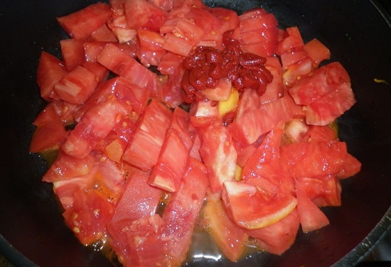 В сковороду, где пассеровали лук, выложим помидоры