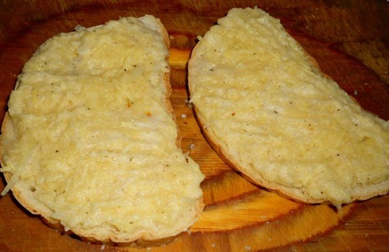 Наносим яично-картофельную начинку на хлебные кусочки