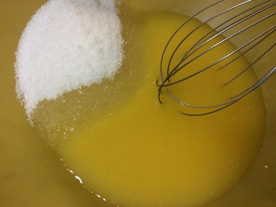 наливаем свежеотжатый апельсиновый сок и добавляем сахарный песок