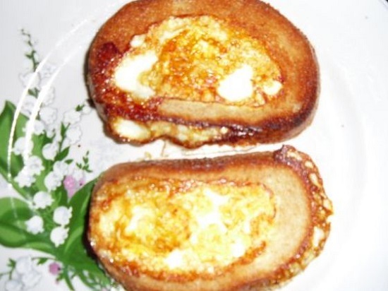 Бутерброд с яйцом на сковороде