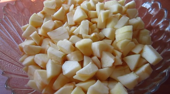 Яблочную мякоть режем небольшими кубиками