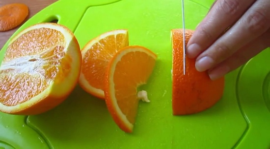 Апельсин разрезаем пополам и шинкуем