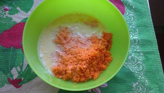 соединим морковь с яично-сахарной массой