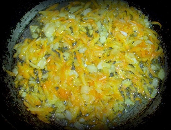 Добавляем к луку морковь, перемешиваем и пассеруем овощи