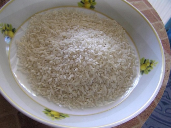 Рис тщательно промываем под проточной водой