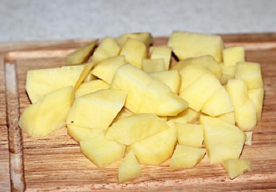 Картофелины чистим и шинкуем кубиками небольшими